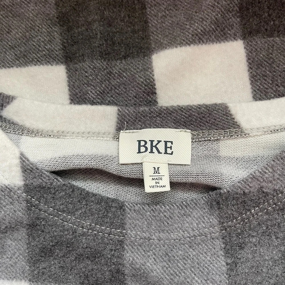 BKE Buckle Gray & White Buffalo Plaid Print Sherpa Pullover Top Medium Women’s - Picture 8 of 10